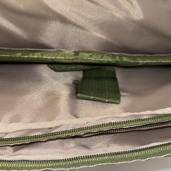 Carrying Case (Messenger) for 16.1" Notebook - Leaf Green Messenger Bag UNISEX - Picture 10 of 15